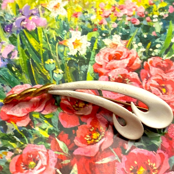 Vintage Jewelry - Vintage 90s White Enamel & Gold Tone Broach